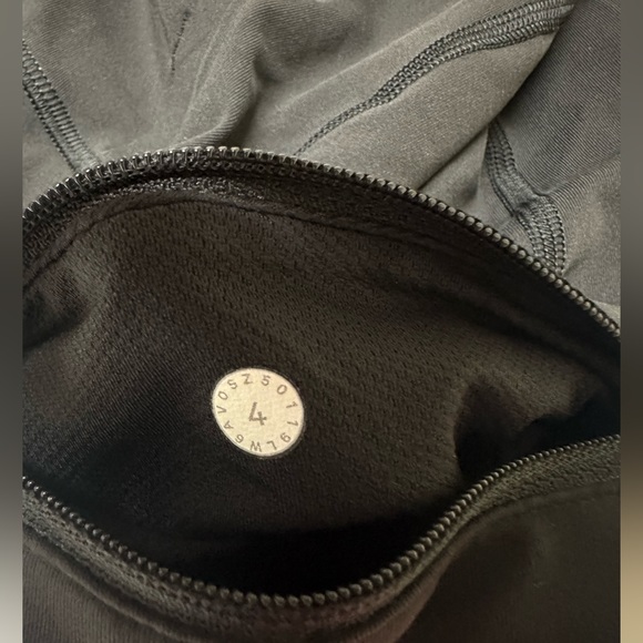 🌺Lululemon Crop Leggings🌺 - Picture 5 of 5